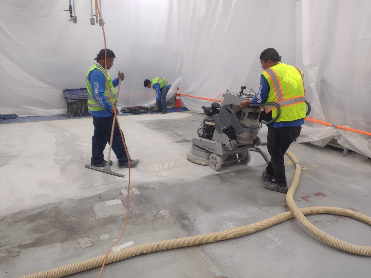 Cómo controlar el polvo al desbastar concreto