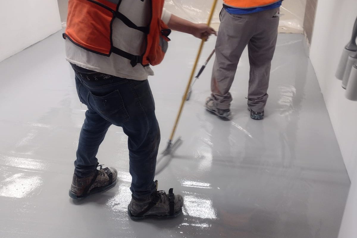 Aplicación de autonivelante con jalador y zapatos de picos
