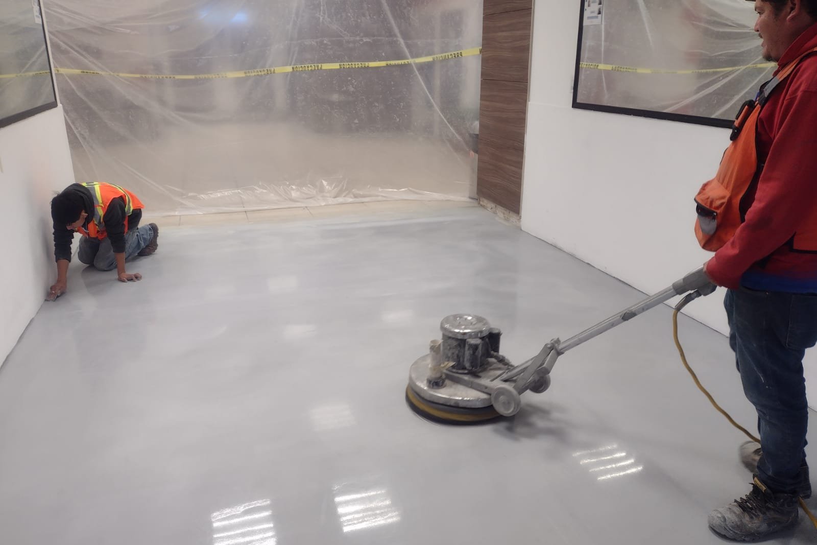 Abrillantado de piso con pulidora